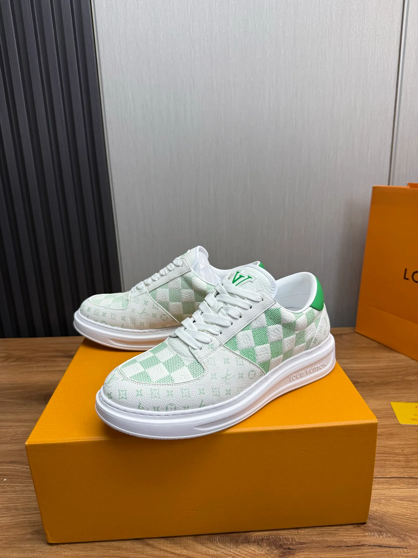 Men's shoes 💰840💰 LOUIS VUITTON [Luden Yiwei] The new trendy Lv is on the market 🎁, casual and fashionable men's shoes 👟 1:1 shipment ⬆️The upper is made of imported cowhide + cowhide mesh lining, the original wear-resistant rubber outsole, the version is simple and elegant, exclusive for trendy men. 38-45 (38.45 is non-refundable if made to order)